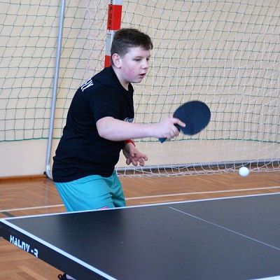 Grafika #1: Tenis stołowy. Katarzyna i Janek na podium