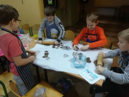 Grafika #1: Piernikowe święta