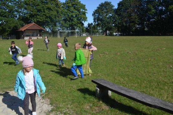 Grafika #1: Przedszkolaki sprzątały świat.