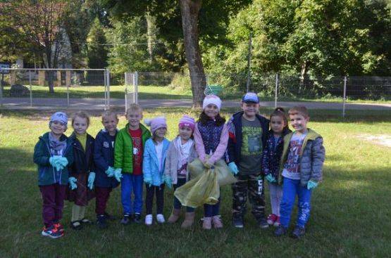 Grafika #2: Przedszkolaki sprzątały świat.