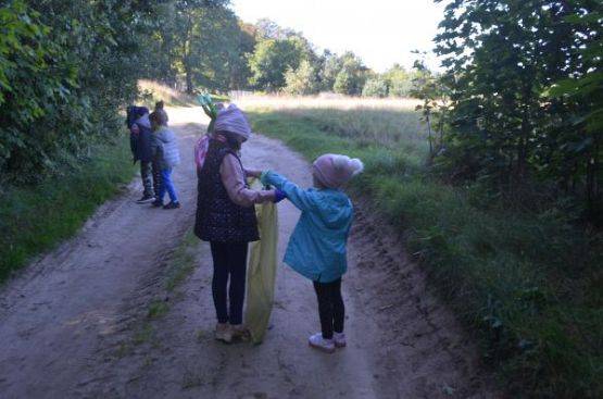 Grafika #0: Przedszkolaki sprzątały świat.