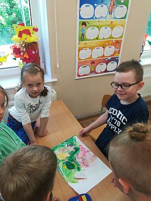 Grafika #4: Uniwersytet Dzieci - Ile pomysłów mieści się w głowie?