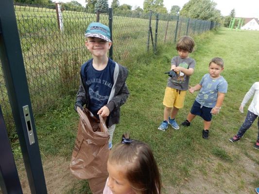 Grafika #1: Przedszkolaki sprzątają świat!