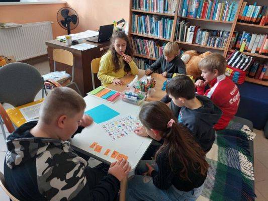 Grafika #0: Klasa III na zajęciach w bibliotece szkolnej