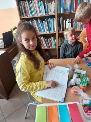 Grafika #3: Klasa III na zajęciach w bibliotece szkolnej