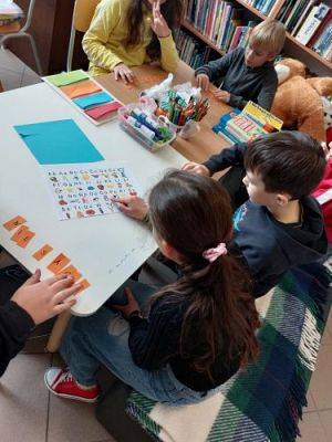 Grafika #4: Klasa III na zajęciach w bibliotece szkolnej