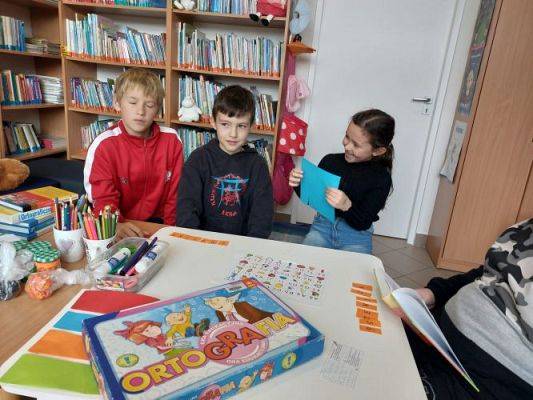 Grafika #5: Klasa III na zajęciach w bibliotece szkolnej