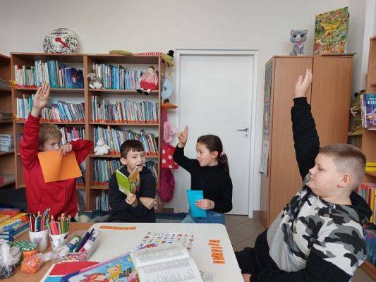 Grafika #6: Klasa III na zajęciach w bibliotece szkolnej