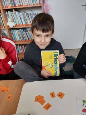 Grafika #8: Klasa III na zajęciach w bibliotece szkolnej