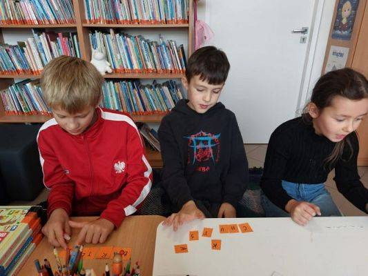 Grafika #9: Klasa III na zajęciach w bibliotece szkolnej