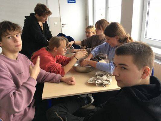 Grafika #1: Klasa 8 piecze pierniki