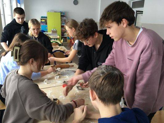 Grafika #3: Klasa 8 piecze pierniki