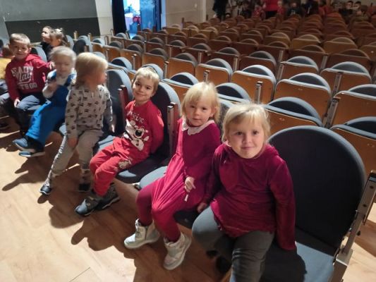 Grafika #1: Przedszkolaki z wizytą w Teatrze ,,Lalki TĘCZA"