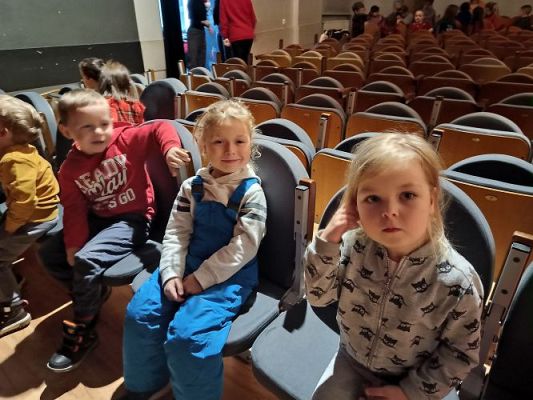 Grafika #2: Przedszkolaki z wizytą w Teatrze ,,Lalki TĘCZA"