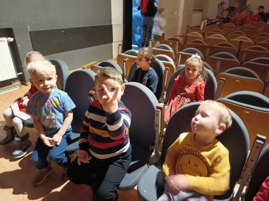 Grafika #3: Przedszkolaki z wizytą w Teatrze ,,Lalki TĘCZA"