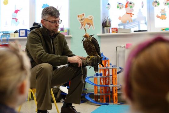 Grafika #6: Spotkanie z sokolnikiem