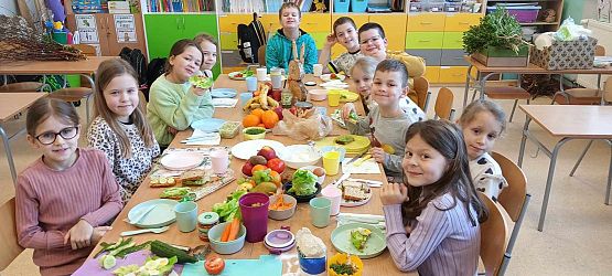 Grafika #4: Śniadanie pełne witamin w klasie drugiej