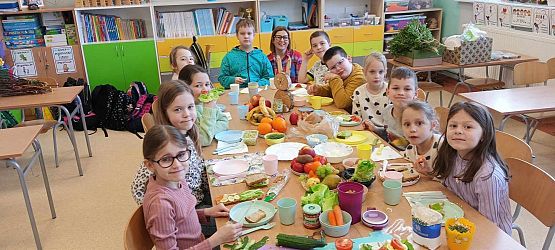 Grafika #5: Śniadanie pełne witamin w klasie drugiej