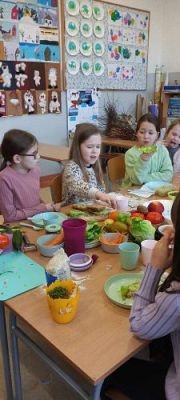 Grafika #6: Śniadanie pełne witamin w klasie drugiej