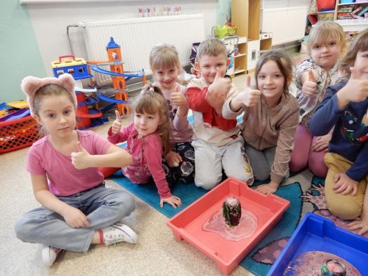 Grafika #0: Eksperymenty u przedszkolaków