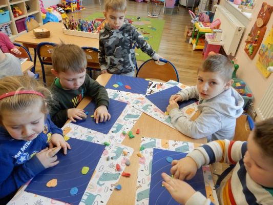 Grafika #1: ,,W Układzie Słonecznym wirują planety"