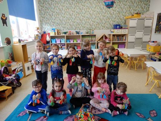 Grafika #1: Mali - dużym Wielkanoc 2024