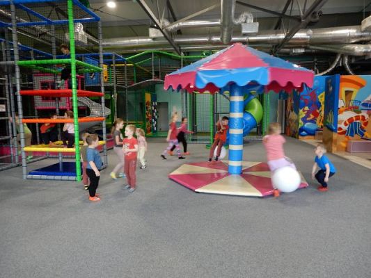 Grafika #0: Wycieczka do parku trampolin