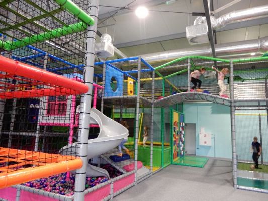 Grafika #4: Wycieczka do parku trampolin