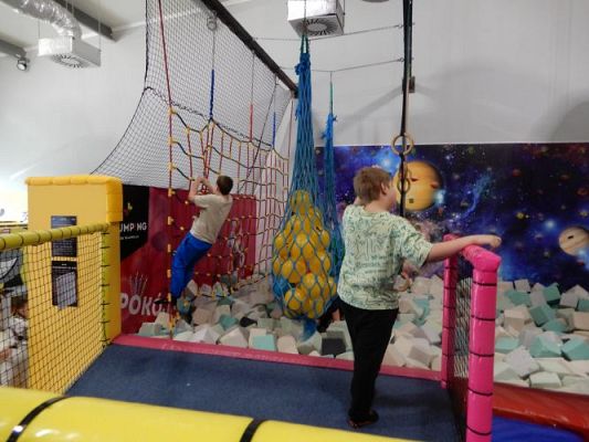 Grafika #12: Wycieczka do parku trampolin