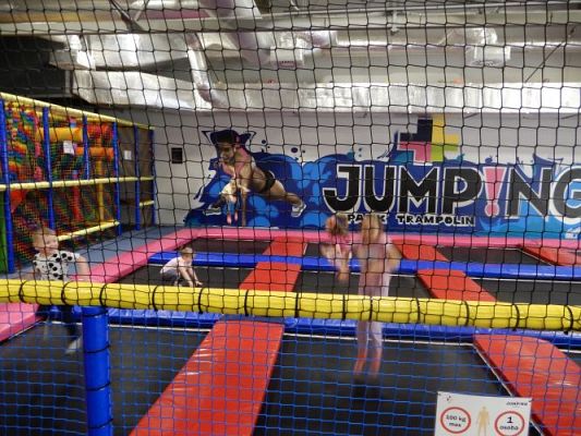 Grafika #13: Wycieczka do parku trampolin
