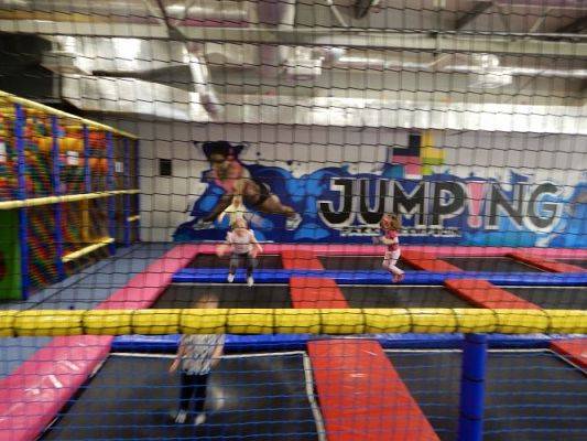 Grafika #14: Wycieczka do parku trampolin