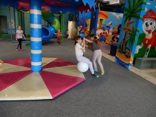 Grafika #26: Wycieczka do parku trampolin