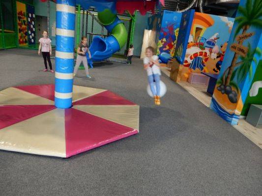 Grafika #27: Wycieczka do parku trampolin