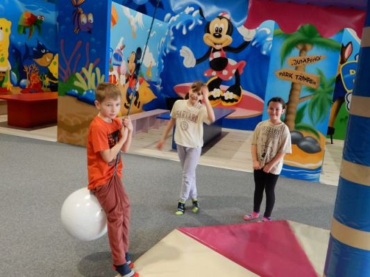 Grafika #39: Wycieczka do parku trampolin