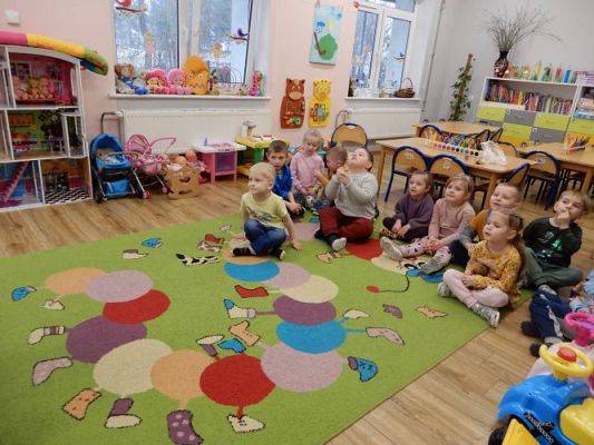 Grafika #1: Wiosenne przedstawienie w klasie I