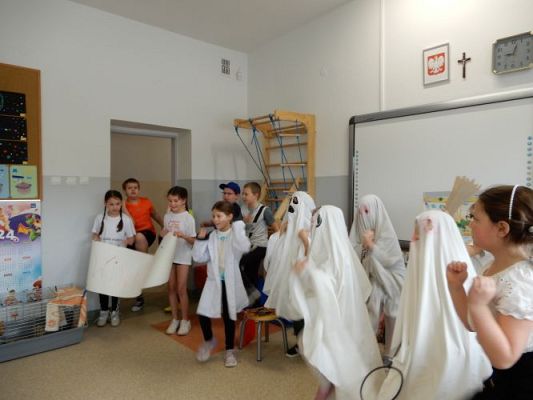 Grafika #9: "W zdrowym ciele zdrowy duch" - przedstawienie drugoklasistów