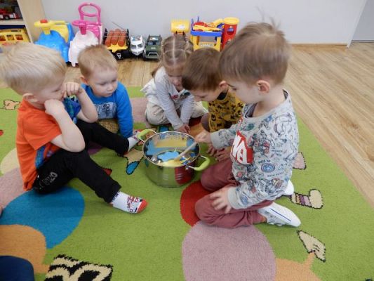 Grafika #35: ,,W marcu jak w garncu"